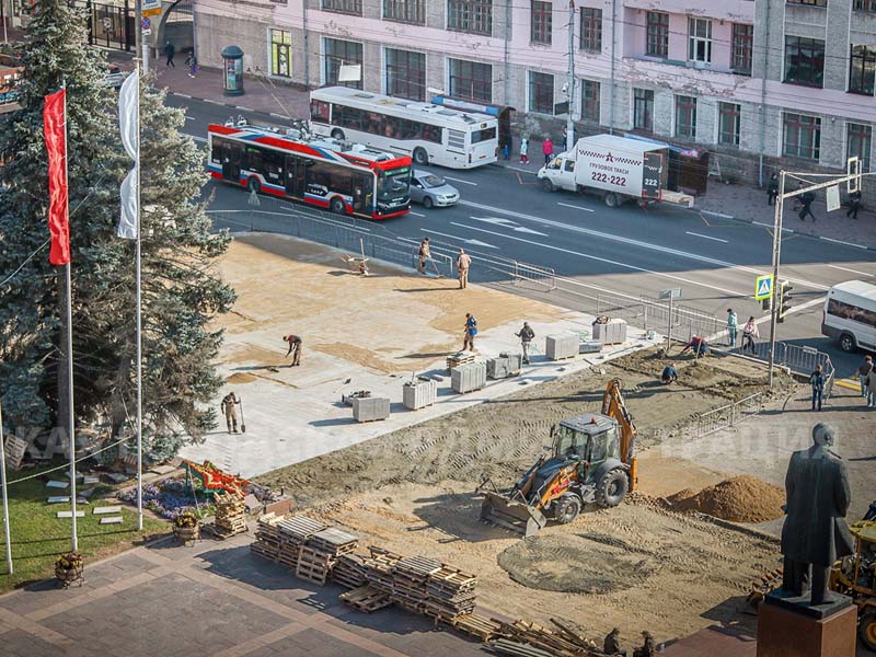 Брянскую площадь Ленина одевают в уральский гранит