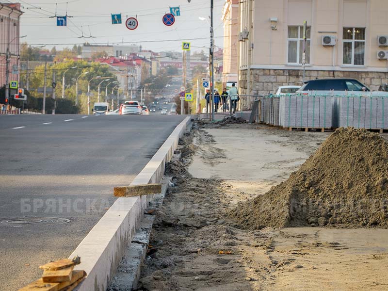 Брянскую площадь Ленина одевают в уральский гранит