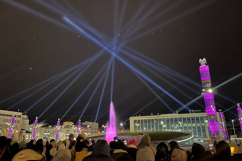 Фото и видео: жители и гости Якутска пришли полюбоваться на обновленную площадь Ленина