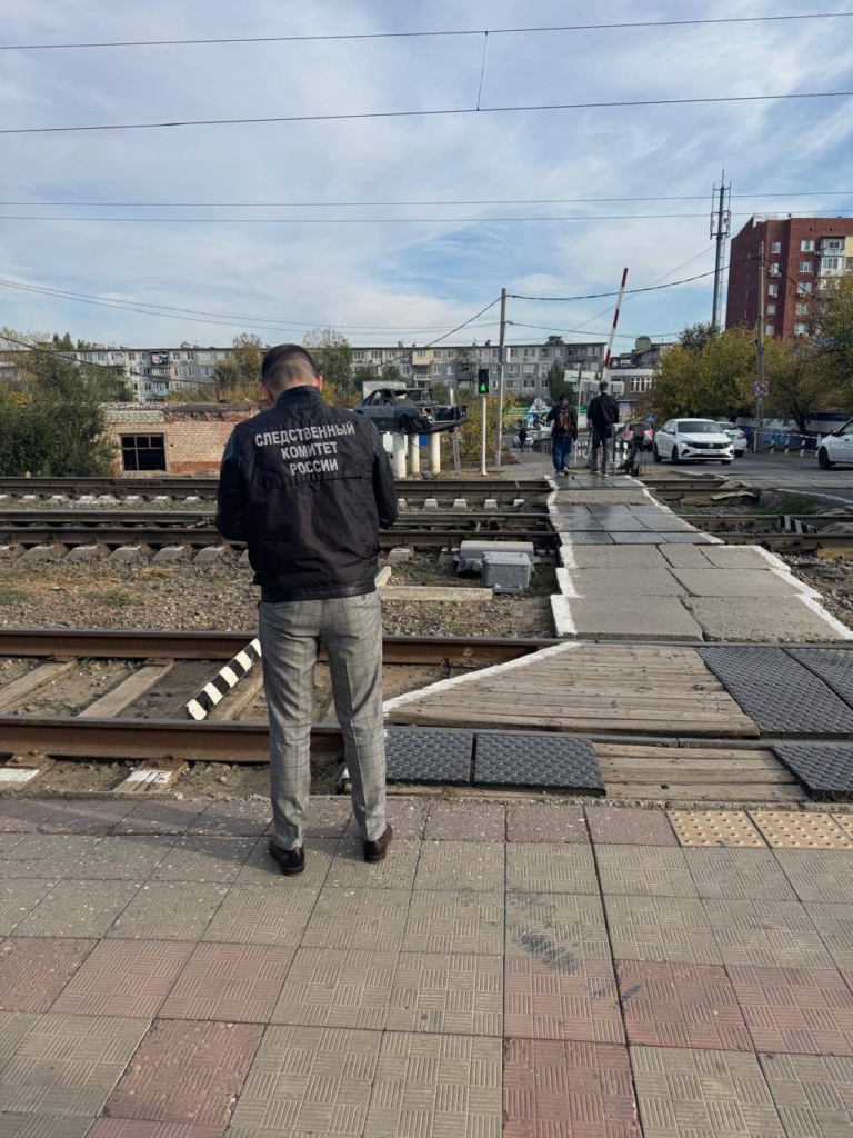 В Астрахани произошел инцидент на железнодорожном переезде, где мотовоз наехал на 83-летнюю женщину