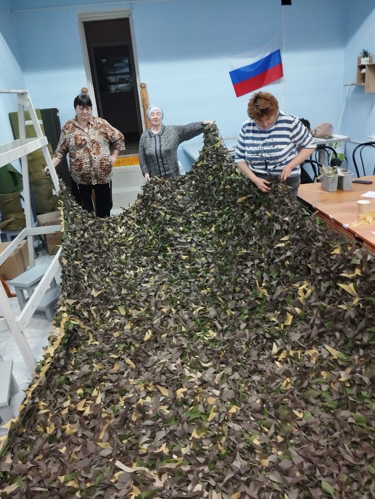 В волонтерском центре Излучинска готовят маскировочные сети