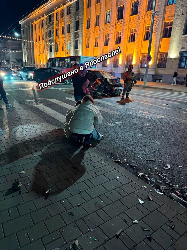 В ДТП у «серого дома» в Ярославле пострадала семья с ребенком