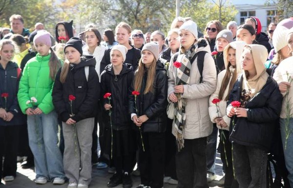 В Астрахани открыли мемориальную доску в честь основательницы «Астраханочки» Надежды Бадрединовой