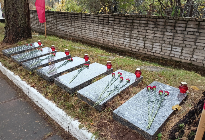 На братском кладбище в Тихвине предали земле останки трех бойцов Красной Армии