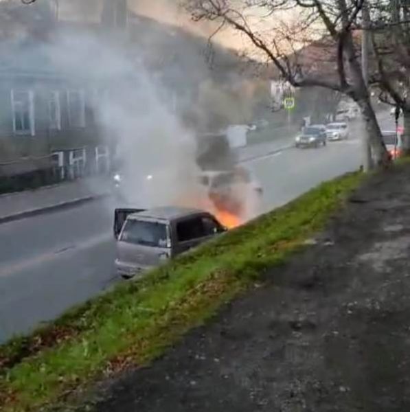 В Петропавловске посреди дороги загорелся автомобиль