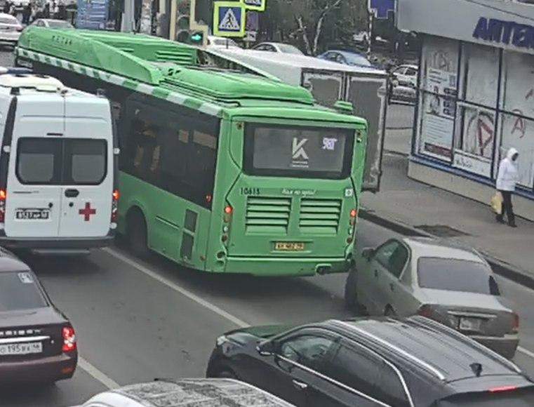 В Курске автомобиль виновника ДТП с Волгабасом объявлен в розыск