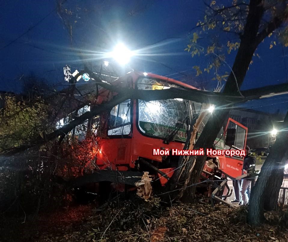 Главные новости Нижнего Новгорода 17 октября: ДТП с автобусом, предупреждение МЧС