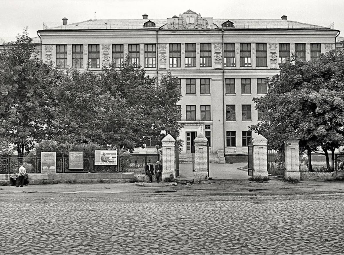 Брянцам показали старое фото школы рабочей молодежи в Бежице