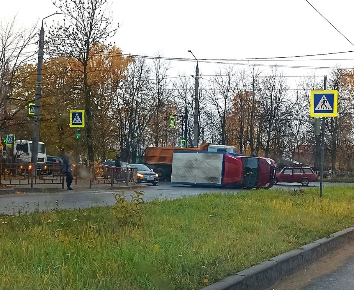 В Иванове в ходе жесткого ДТП опрокинулась набок грузовая «ГАЗель»