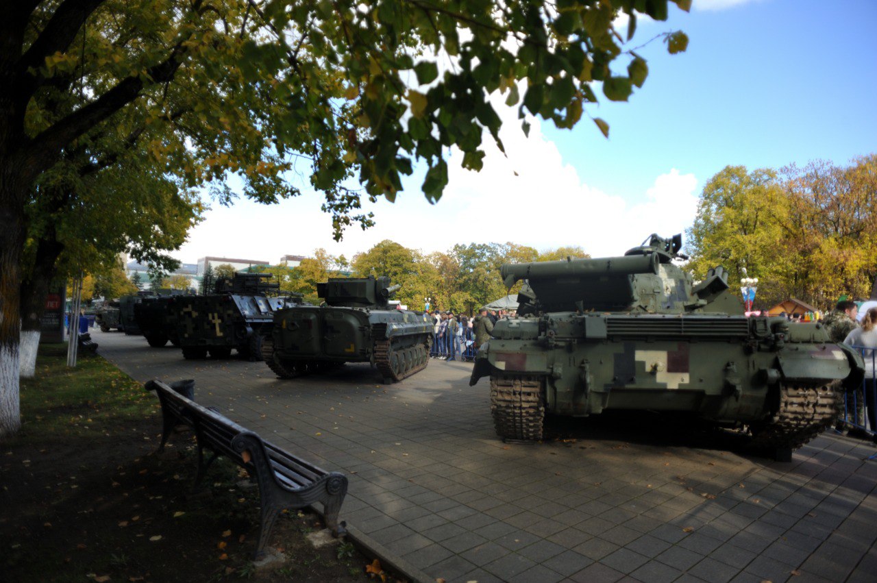 В Майкопе на выставке трофейной техники гостей угощали солдатской кашей