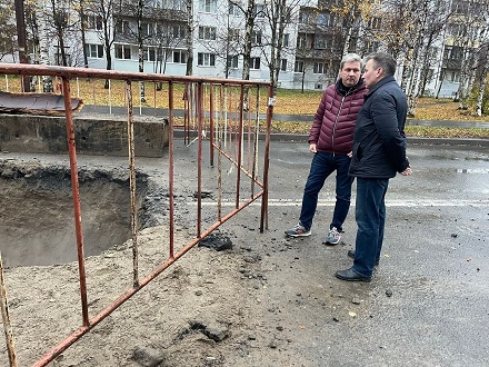 Глава Архангельска осмотрел место разрытия на Обводном канале