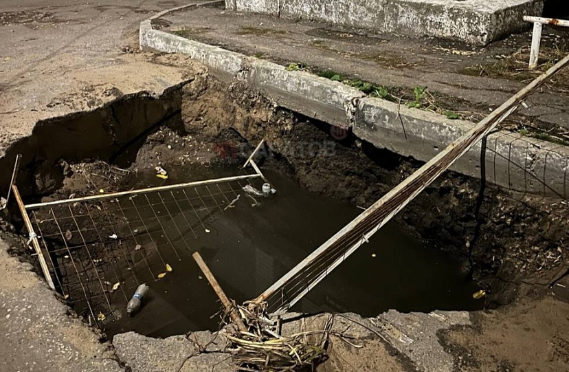 Саратовцы больше месяца ждут засыпки коммунальной ямы с водой и мусором