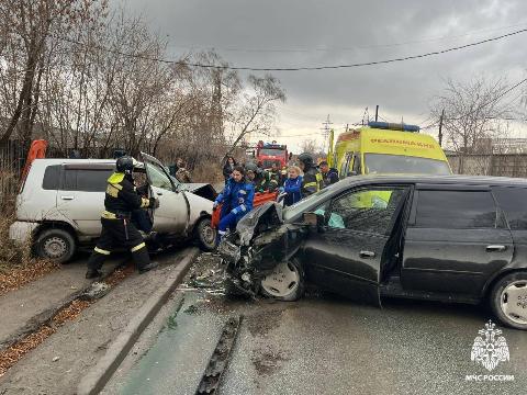 В Новосибирске в ДТП на Писемского в салоне хэтчбека Nissan Cube зажало двух человек