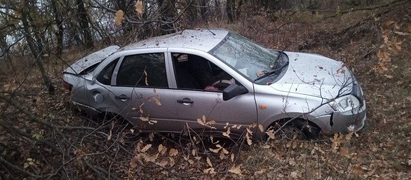 В слетевшей в кювет «Ладе» под Саратовом покалечился водитель