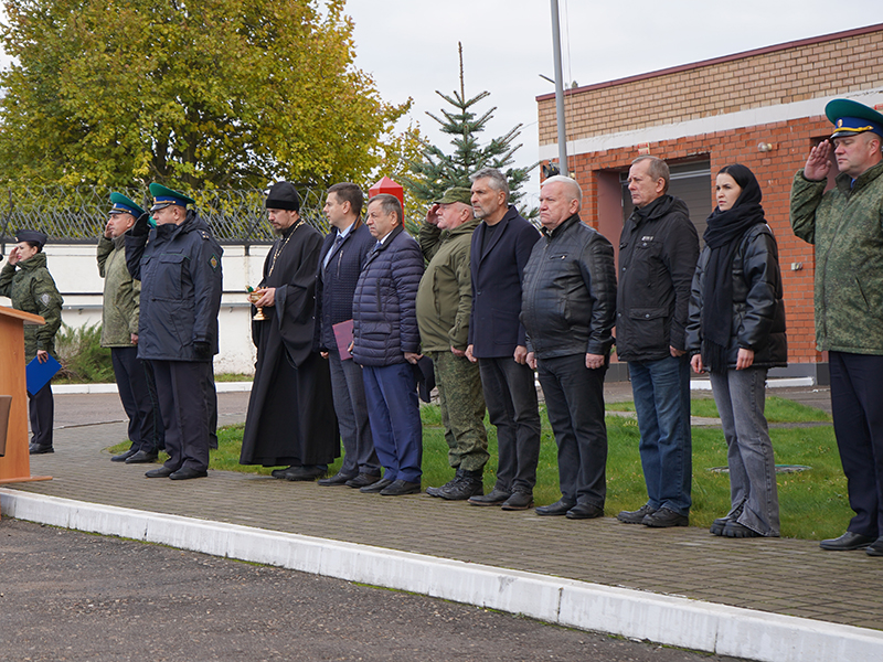 В Смоленске состоялся митинг по случаю отправки пограничников в служебную командировку