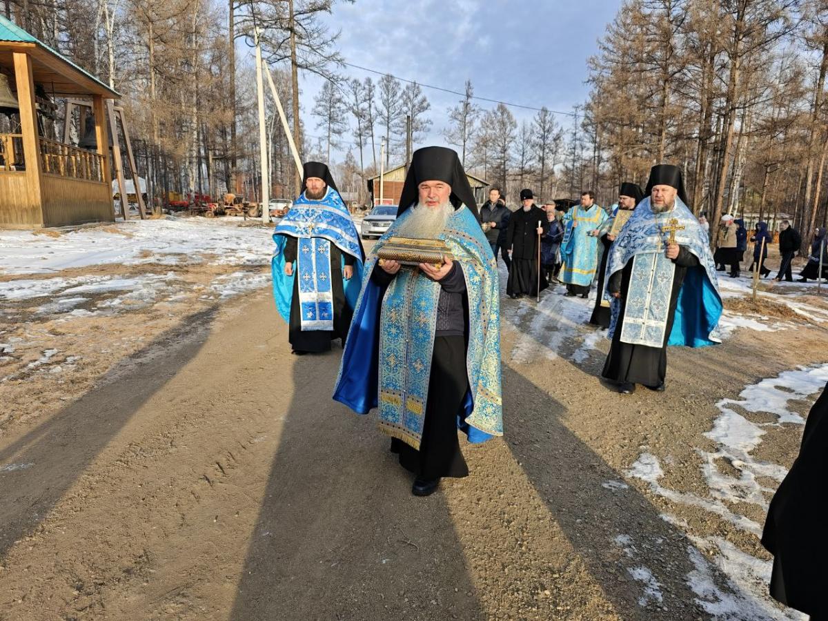 Митрополит Димитрий совершил Литургию перед ковчегом с частью Пояса Пресвятой Богородицы в Успенском мужском монастыре в Чите