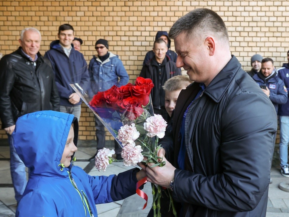 В подмосковном Звездном городке торжественно встретили космонавта Александра Гребенкина