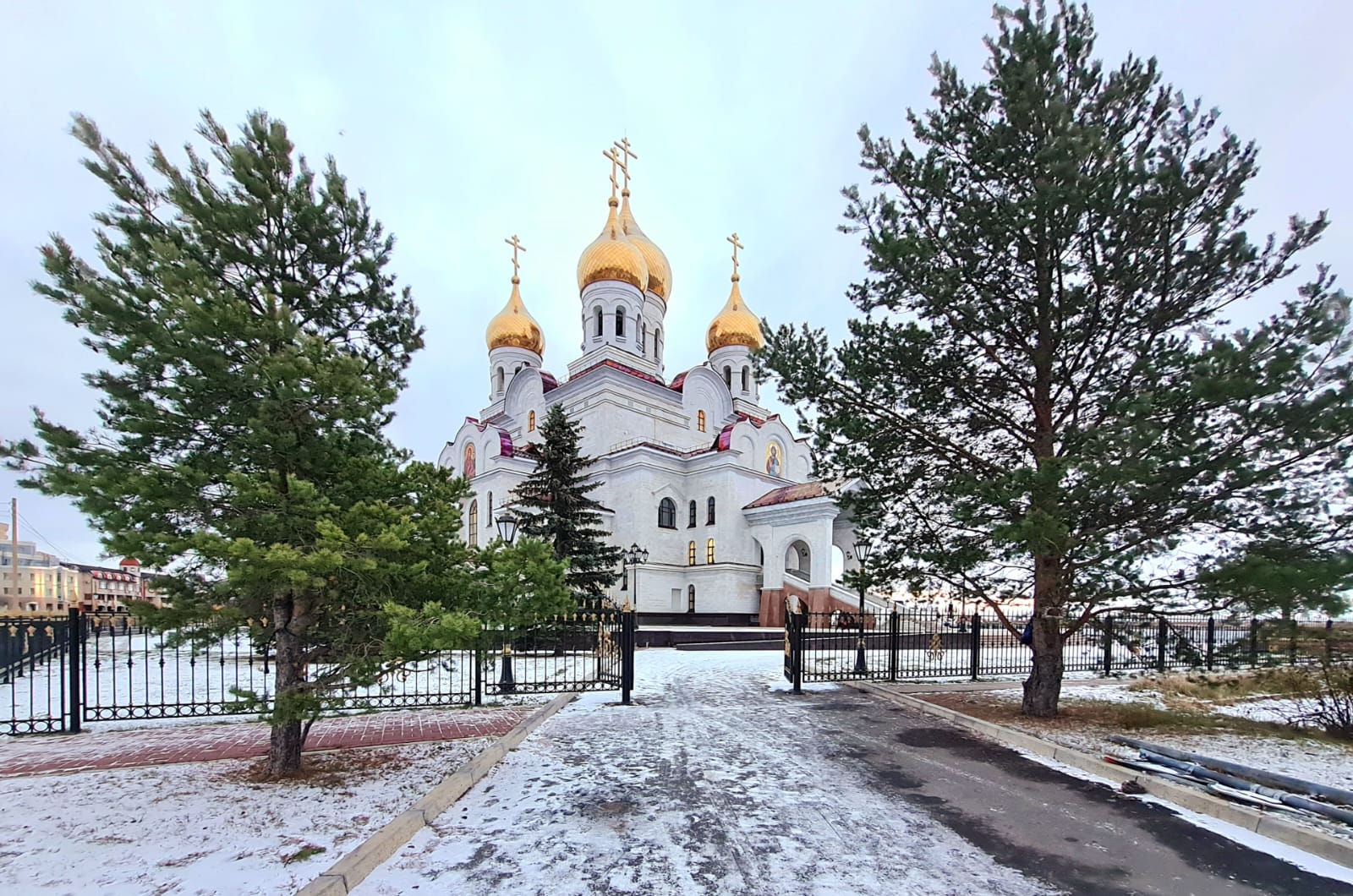 Митрополит Корнилий в канун праздника Казанской иконы Божией Матери совершил всенощное бдение в Михаило-Архангельском кафедральном соборе