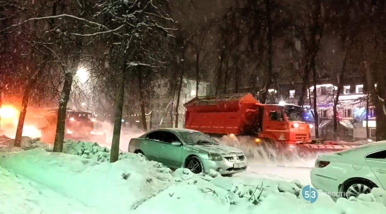 На борьбу со снегом на улицы Великого Новгорода вышло много спецтехники