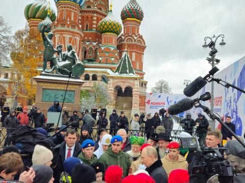 Читинская школьница вместе с Путиным возложила цветы к памятнику в Москве