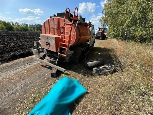 У села Бекетовка водителя придавило насмерть грузовиком