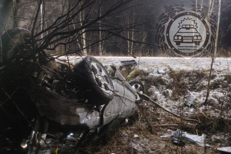 В Камчатском крае погиб водитель и пострадали три пассажира опрокинувшегося авто