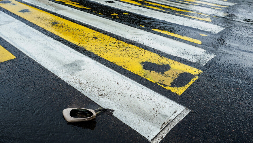 В Смоленске подросток угнал машину и врезался в дерево