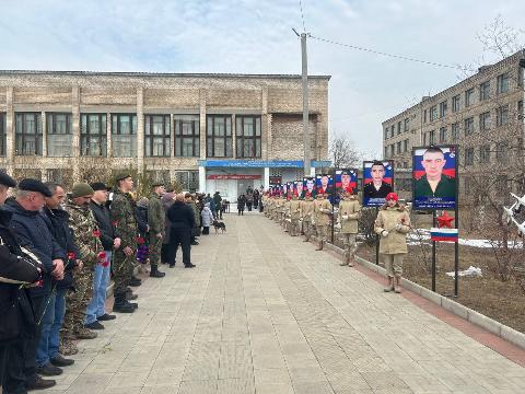 В одном из колледжей Борзи открыли Аллею славы погибших на СВО выпускников