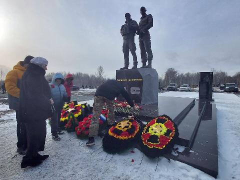 В Новосибирске открыли первый в Сибири памятник Пригожину и Уткину