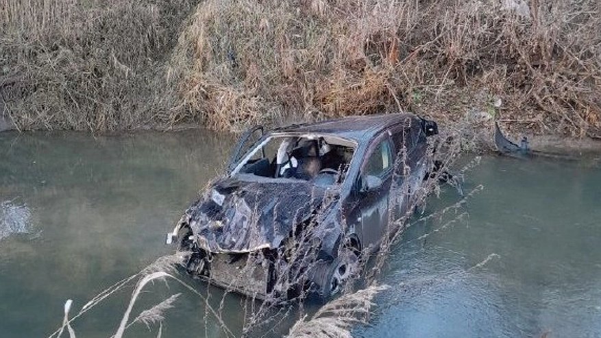 В Чебоксарском районе Nissan слетел в кювет в ледяную воду