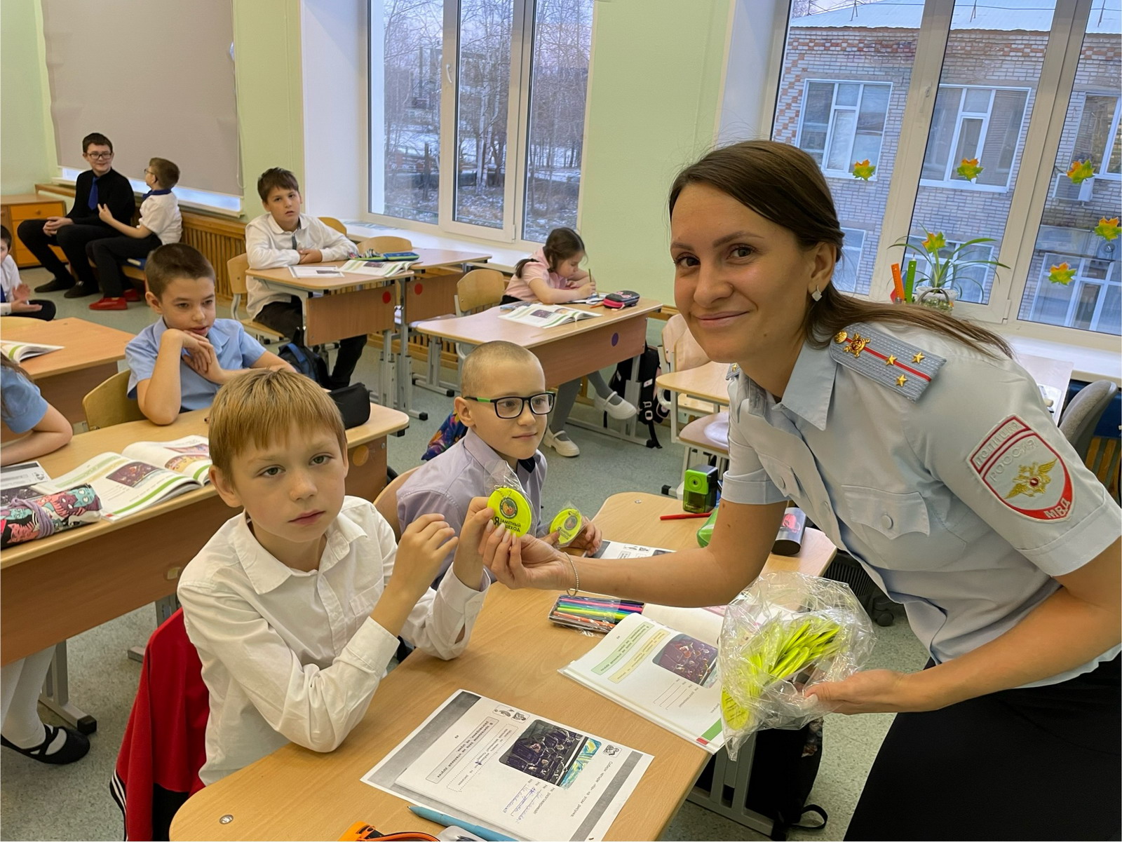 В самом северном городе Томской области проходит декада вручения световозвращающих элементов