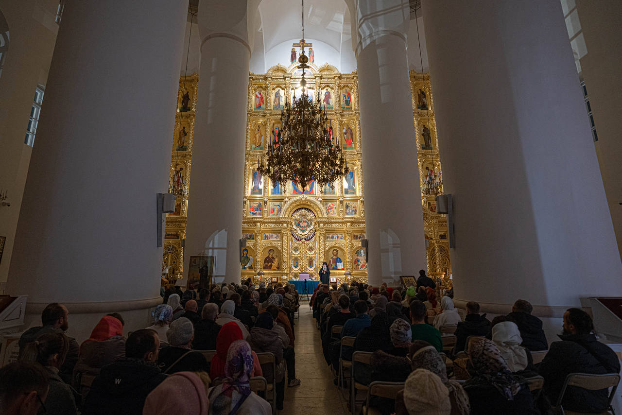 В Спасо-Преображенском соборе Твери прошла беседа с архимандритом Мелхиседеком (Артюхиным) о семейном счастье