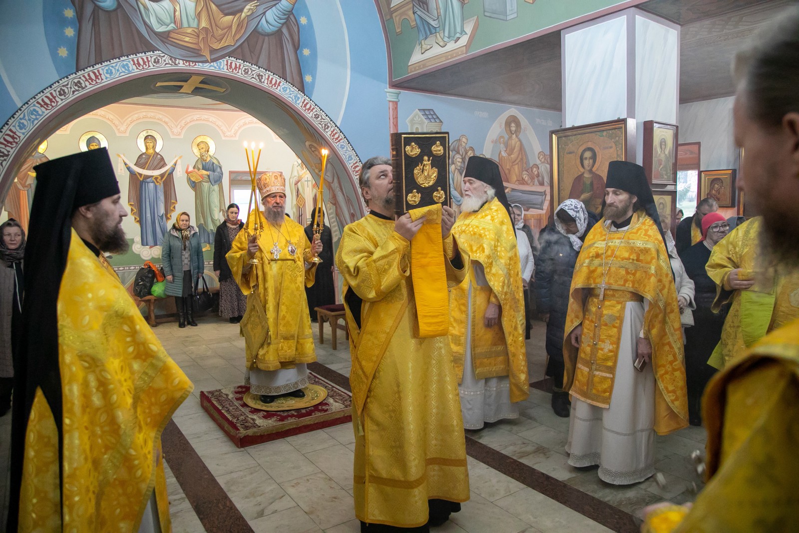 Архипастырское богослужение в Знаменском храме Иоанно-Богословской Макаровской обители