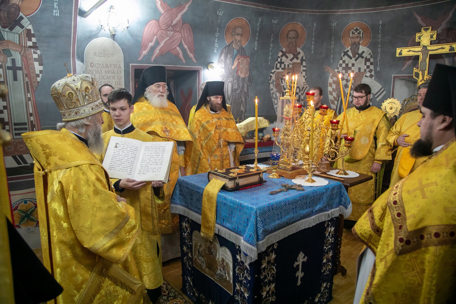 Архипастырское богослужение в Знаменском храме Иоанно-Богословской Макаровской обители