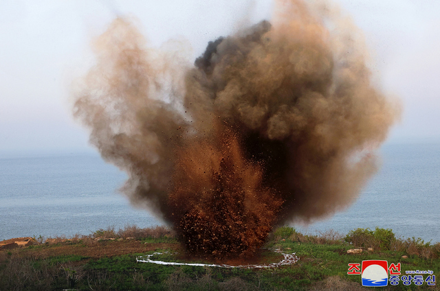 Грозный ответ HIMARS из КНДР: новые РСЗО стали высокоточными