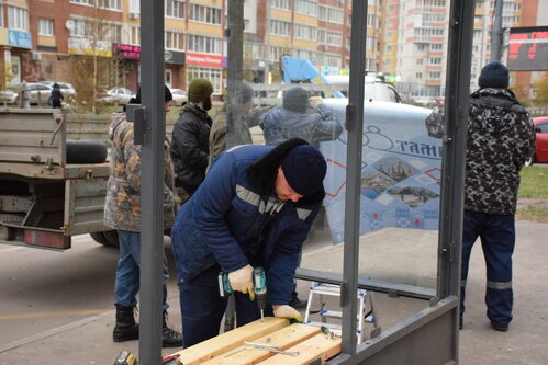 В областном центре продолжается работа по монтажу брендированных остановочных павильонов