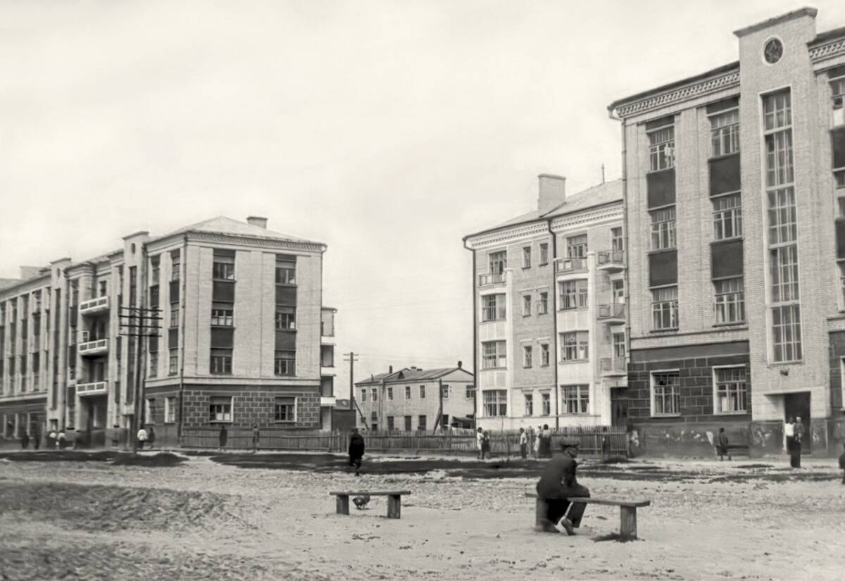 Брянцам показали уникальное довоенное фото домов для работников стальзавода