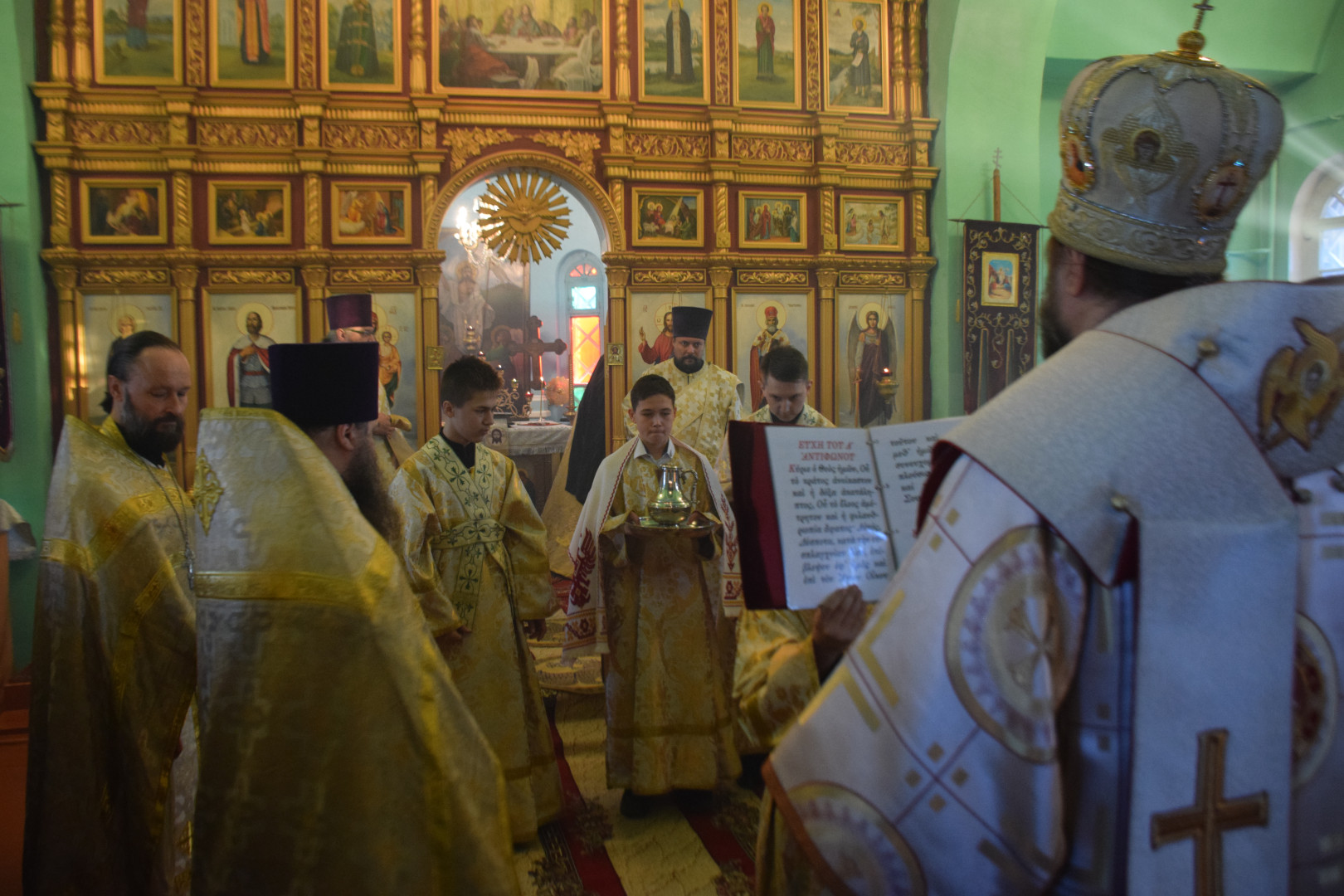 В день престольного праздника Правящий архиерей совершил Божественную Литургию в Михайло-Архангельском храме в Шира