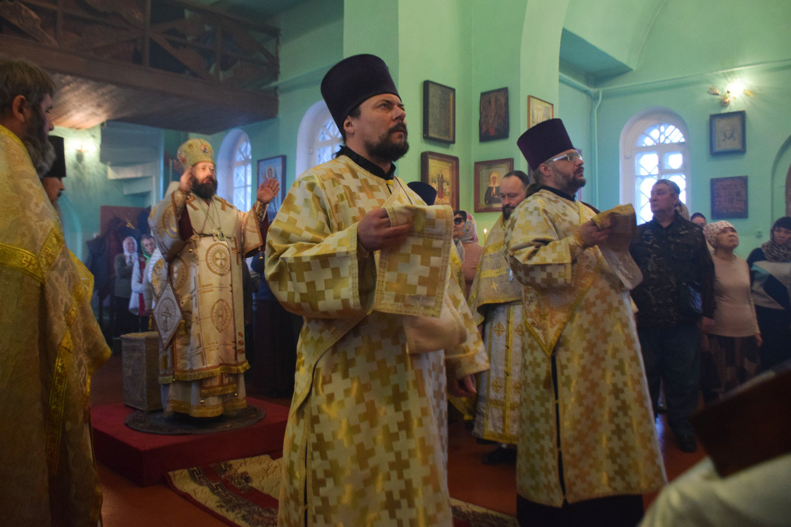 В день престольного праздника Правящий архиерей совершил Божественную Литургию в Михайло-Архангельском храме в Шира