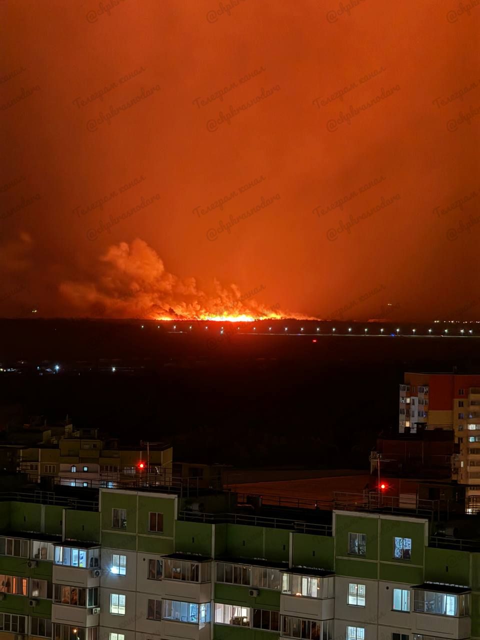 Зарево на полнеба: жителей Краснодара напугал мощный пожар в районе Яблоновского моста