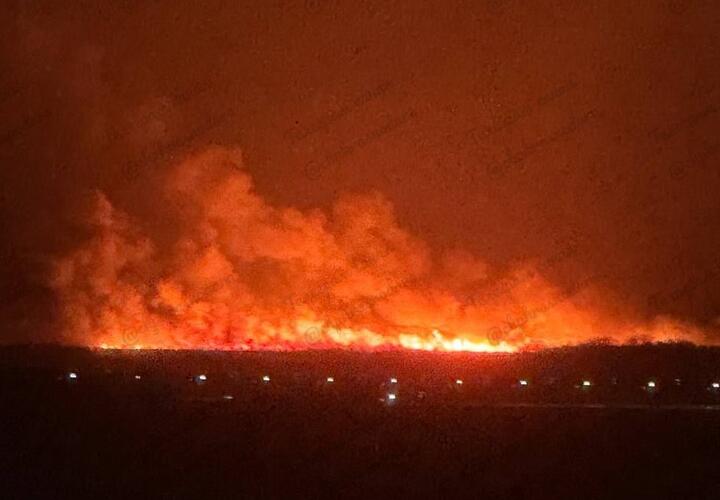 Зарево на полнеба: жителей Краснодара напугал мощный пожар в районе Яблоновского моста