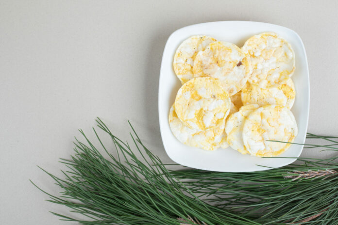 Опытные хозяйки уже давно готовят дома: вкуснейшие сырные чипсы за 10 минут – быстро и натурально