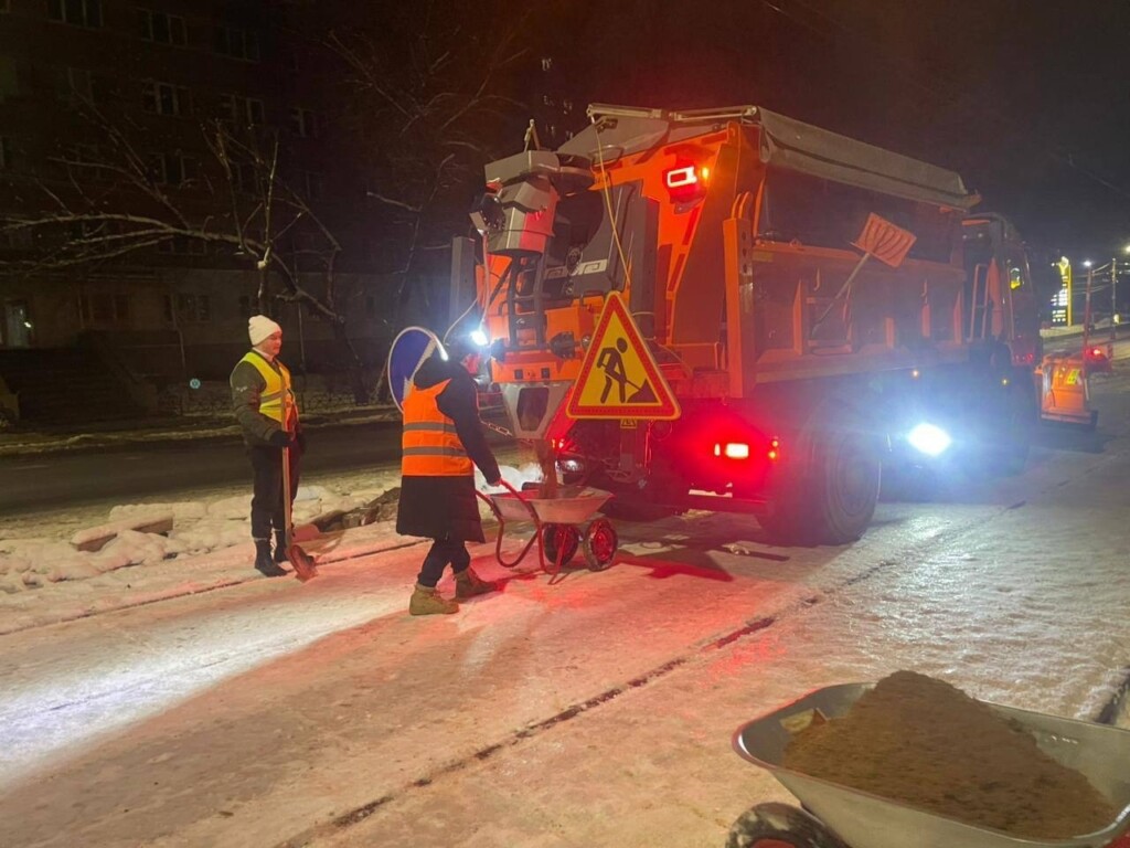 В Смоленске стартовала ночная кампания по уборке и обработке города от снега и гололеда