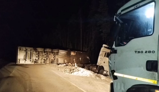 В Сегежском округе большегруз завалился на трассе