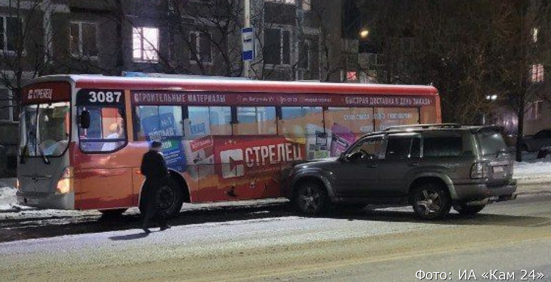 В столице Камчатки автобус задержал автомобиль, укатившийся с парковки