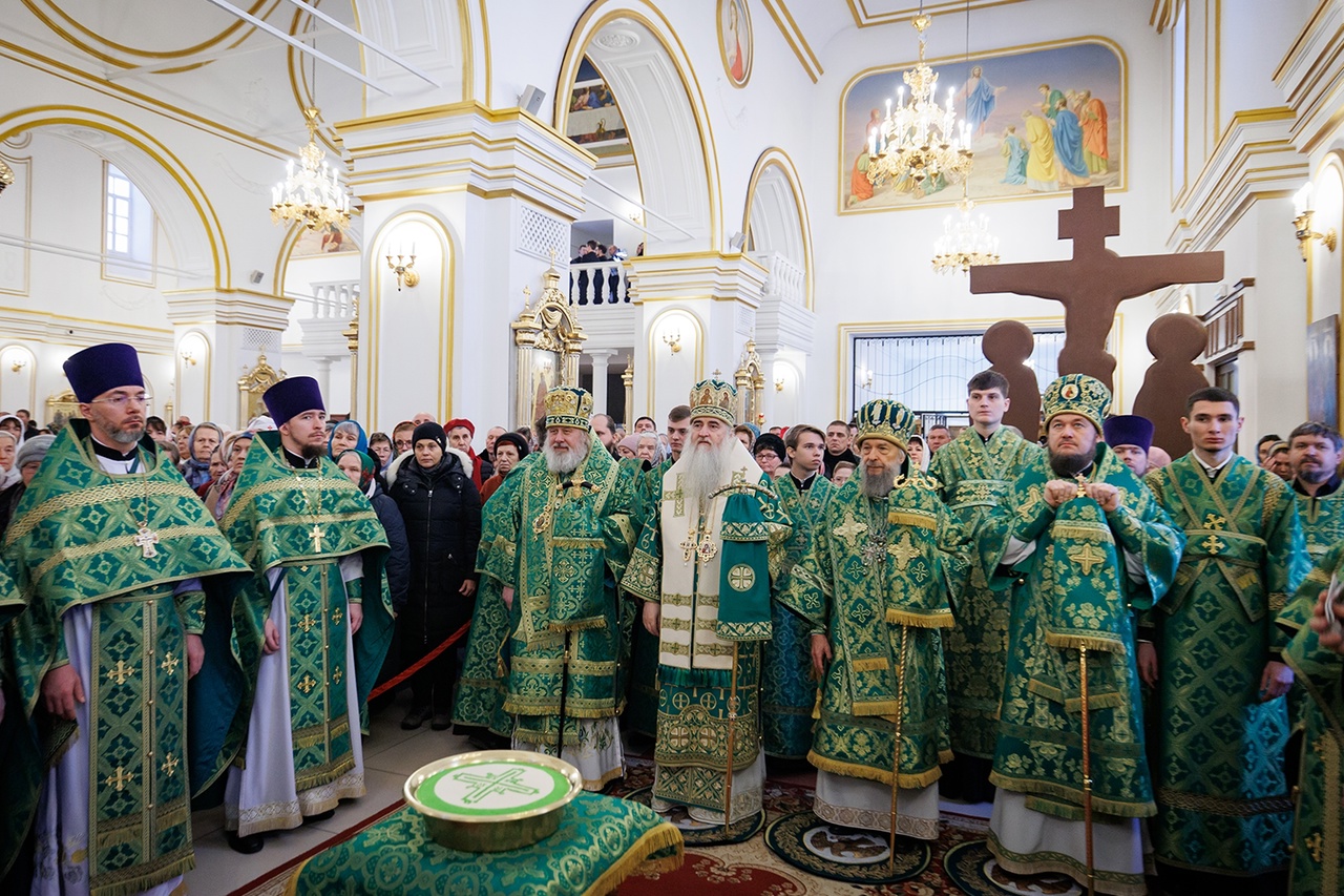 Архиерейское Всенощное бдение в канун дня памяти святого блаженного Андрея Симбирского в Спасо-Вознесенском кафедральном соборе Ульяновска