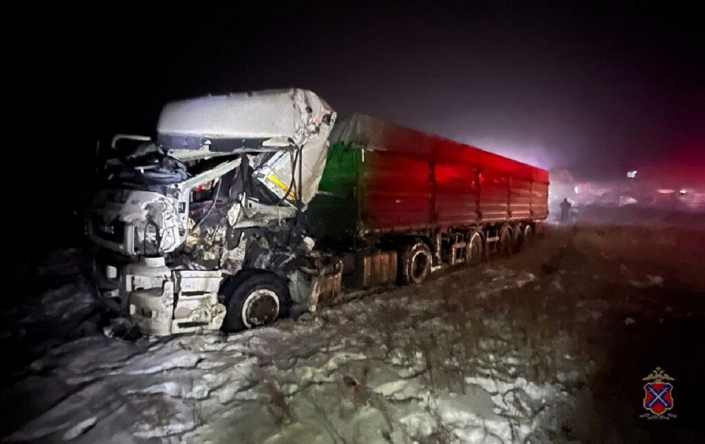 Водитель КамАЗа пострадал в ДТП с другой фурой в Волгоградской области